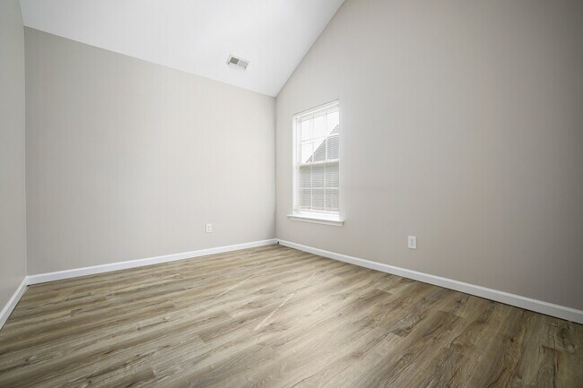 Building Photo - Spacious 4BR/3BA Home Near Downtown Durham | Deposit-Free Living | 1st-Floor Bedrooms