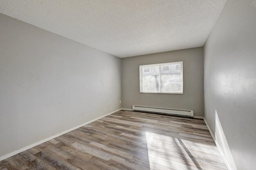 Building Photo - 5770 E Warren Ave