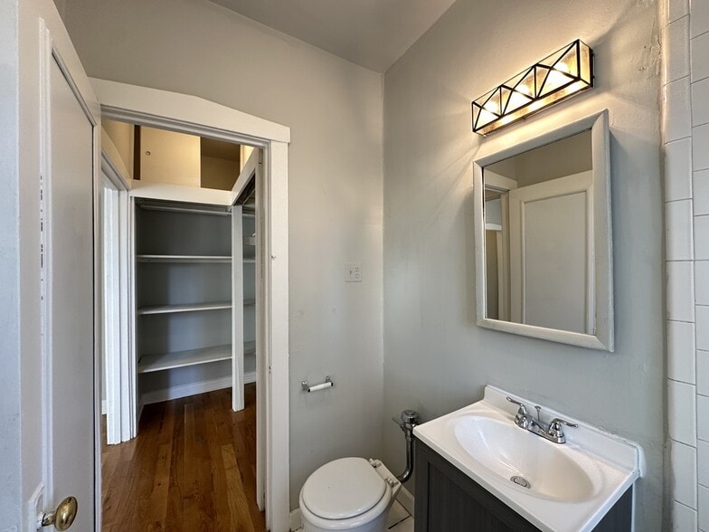 Building Photo - 457 W Melrose
