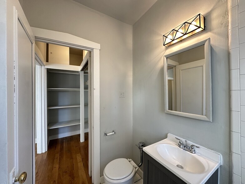 Building Photo - 516 W Melrose St