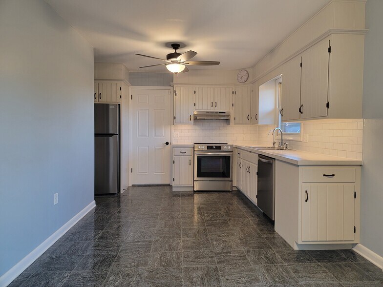 Building Photo - 40 Pine Crest Dr