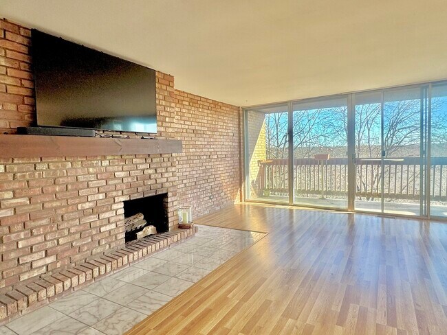 Building Photo - 5600 Hillcrest Ln