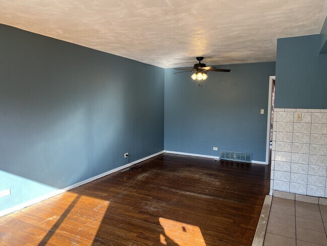 Building Photo - 82 W Michael Ln