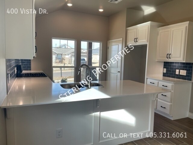 Building Photo - 400 Vista Dr