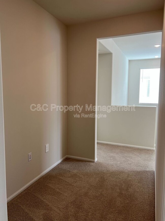 Building Photo - 2084 Mandarin Ln