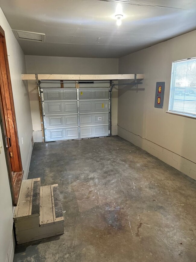 Building Photo - Available Now! 3-Bed, 1-Bath Home in central Springdale + Garage and Large, Fence-In Backyard!