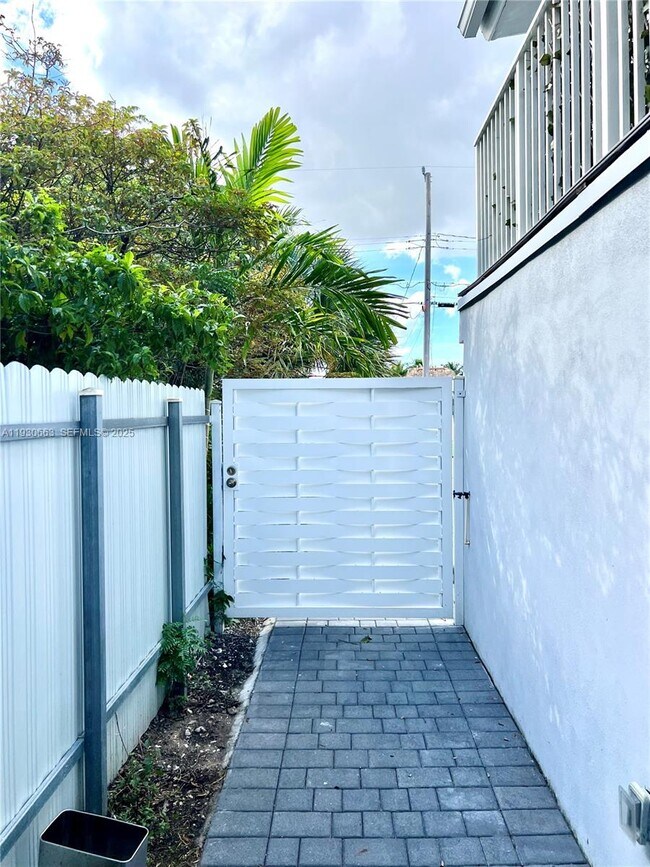 Building Photo - 2536 Flamingo Ln