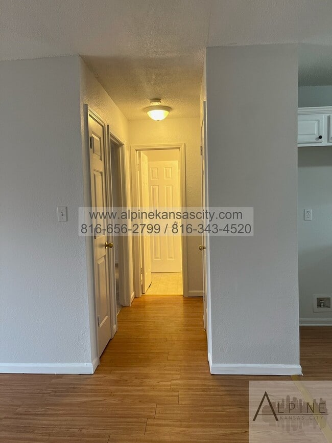 Building Photo - Spacious Gladstone Duplex, Corner Lot, 2 Car Garage!