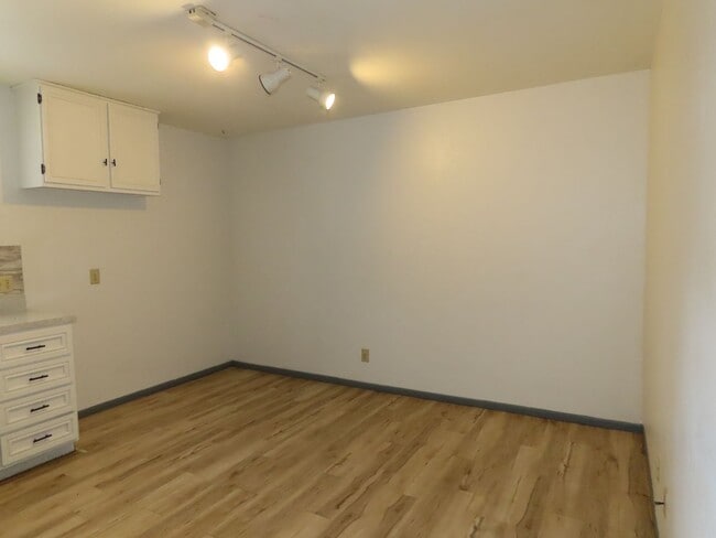 Building Photo - Charming 2 Bedroom, 1-1/2 Bath Duplex in T...