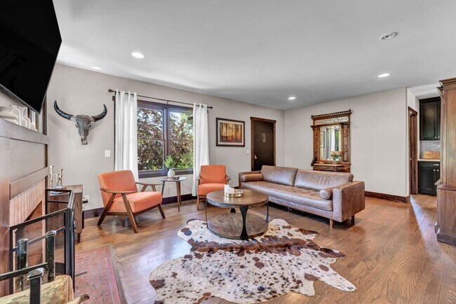 Building Photo - Charming Modern Industrial Fully Furnished Home for Lease