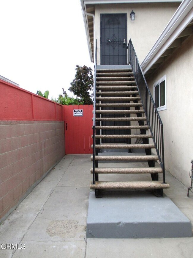 Building Photo - 851 W Crestwood Ave