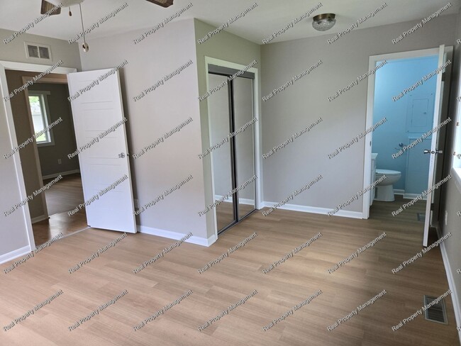 Building Photo - Updated 4 Bedroom