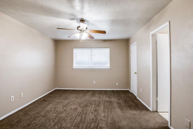 Building Photo - 1201 Oakbluff Dr