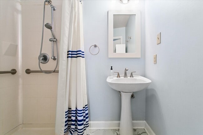 Building Photo - 18 S Greenfield Ave