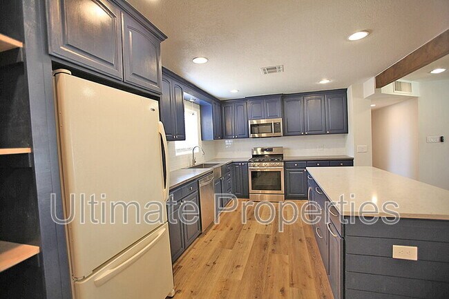 Building Photo - 4129 E Bluefield Ave