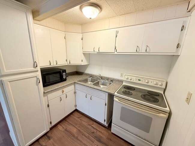 Building Photo - 1406