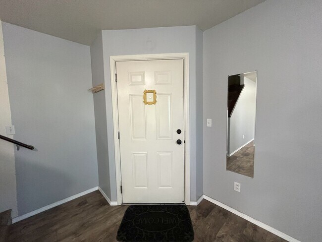Building Photo - Bright 2-Bedroom Condo with Laminate Floor...