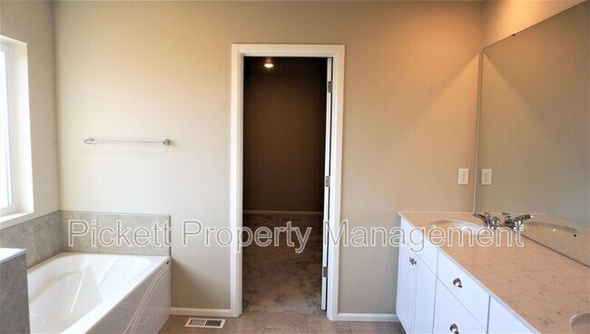 Building Photo - 1122 Baker Hts Lp