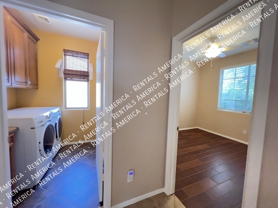 Building Photo - 1536 E Fontana Dr