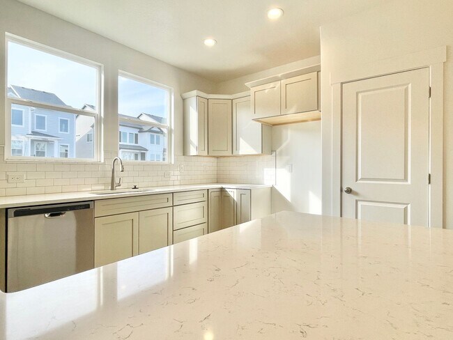 Building Photo - Beautiful Townhome at Mountain Ridge!