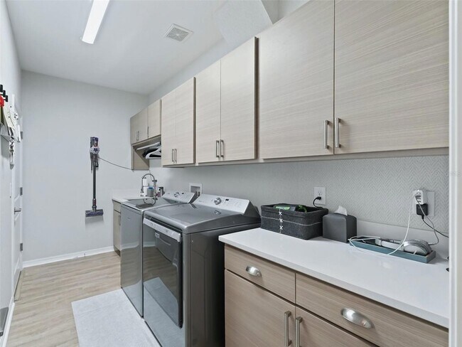 Building Photo - 5672 NW 40th Pl