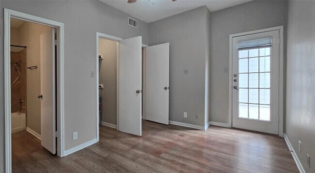 Building Photo - 203 E 31st St