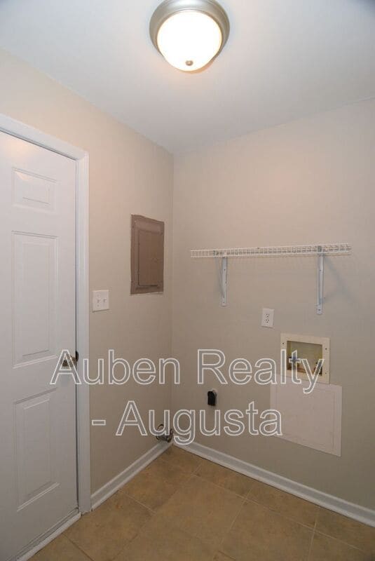 Building Photo - 2317 Hiwatha Dr