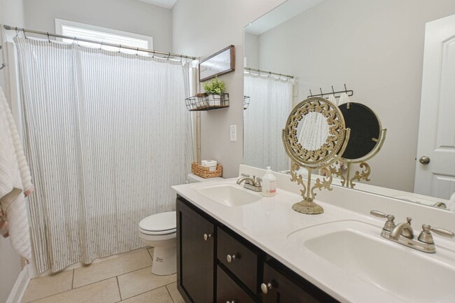 Building Photo - Pet Friendly Three Bedroom!