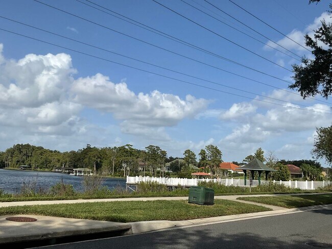 Building Photo - Single family home with 3 bedrooms, 2.5 ba...