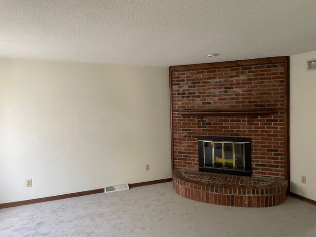 Building Photo - 674 Dussel Dr