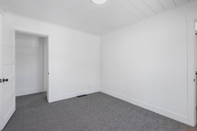 Building Photo - 5 Bed 2 Bath MODERN HERITAGE HOME