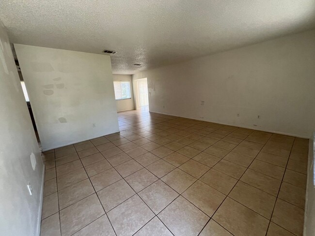Building Photo - AVAIL 10/15 -- $1,250 ** Annual ** 3 Bed /...