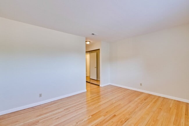 Building Photo - Beautiful Birdland Home on Quiet Cul-de-Sa...