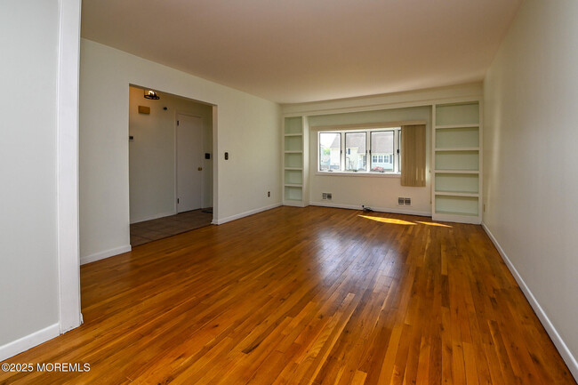 Building Photo - 904 Claridge Dr