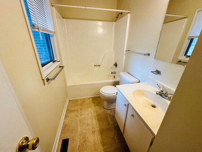 Building Photo - 3 Bedroom 2.5 Bath Townhouse