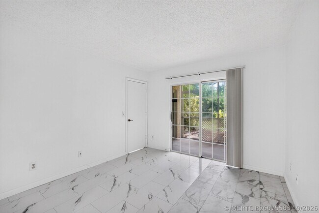 Building Photo - 1628 SE Green Acres Cir