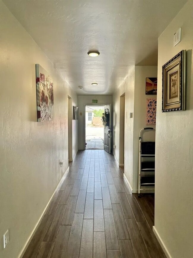 Building Photo - Beautiful 4 Bedroom/3 Bathroom Home