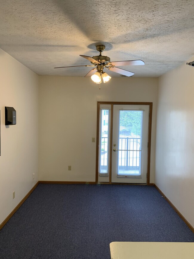 Building Photo - 135 S River Rd