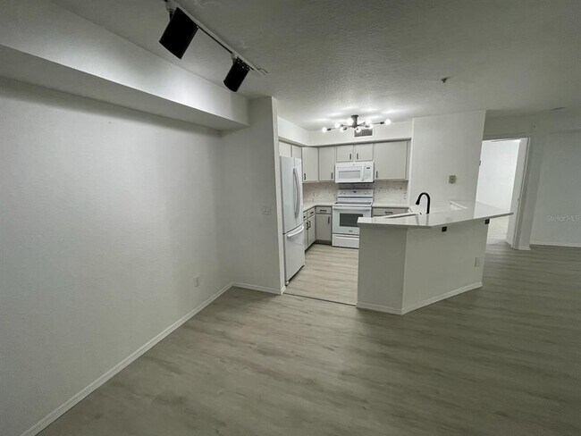 Building Photo - 827 Camargo Way