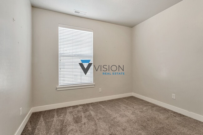 Building Photo - 627 N Sun Peak Dr