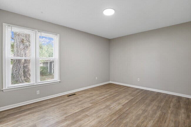 Building Photo - 118 Randall Ln