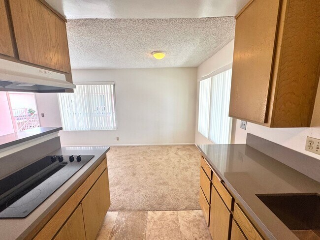 Building Photo - Upgraded Spacious and Bright Upstairs One Bedroom