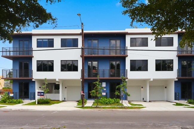 Building Photo - 1376 SW 4th St