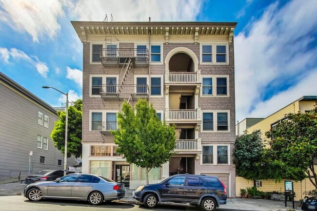 Building Photo - Spacious 1BD/1BA with Hardwood Floors