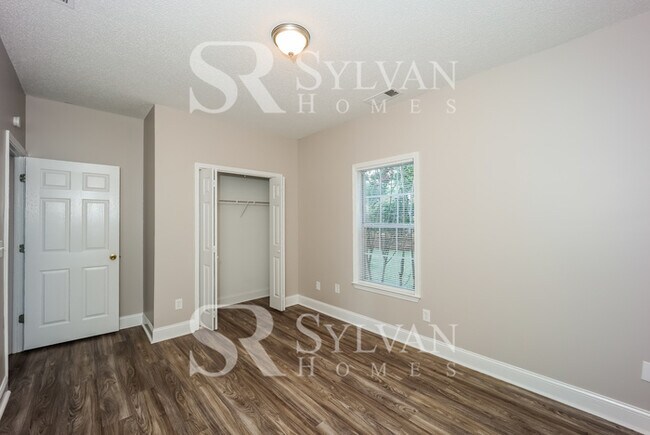 Building Photo - Spacious 4BR 3BA Home for You