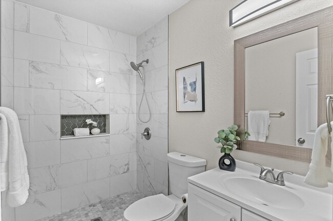 Building Photo - Contemporary Comfort Meets Convenience in ...