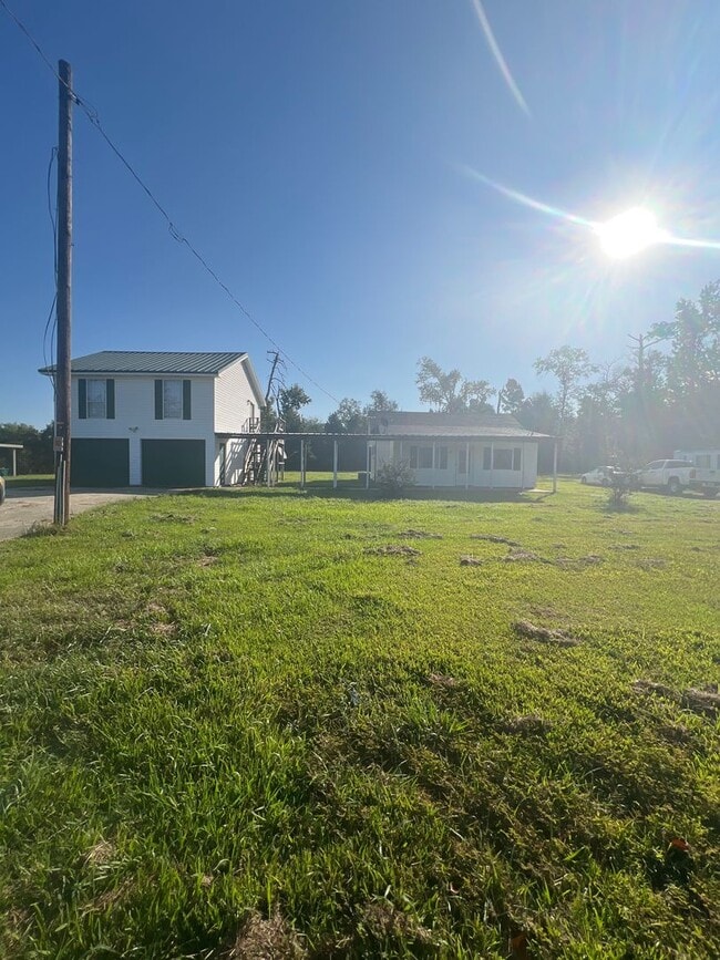 Building Photo - 2 bedroom home for lease with garage and apartment above garage