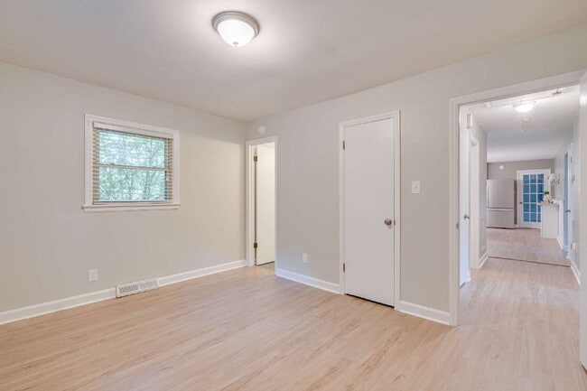 Building Photo - Spacious 3-Bed Ranch Living in Hillsborough