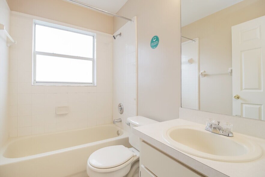 Building Photo - 2230 Justin Ave