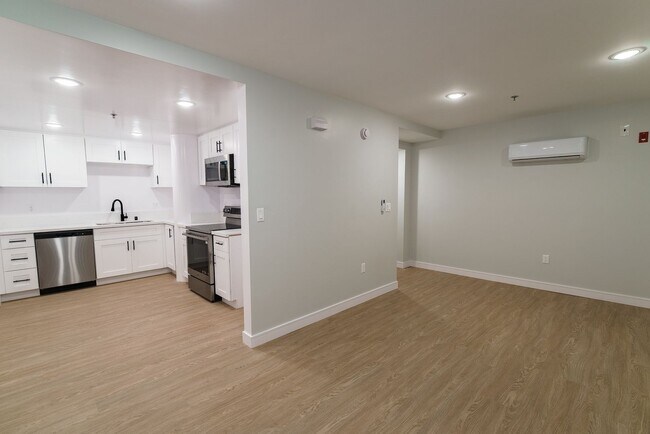 Interior Photo - 845 S. Kingsley